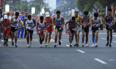 Para pelari memulai nomor Jalan Cepat 20 Kilometer Putra Asian Games 2018 di Stadion Utama Gelora Bung Karno, Senayan, Jakarta, Senin (27/8).