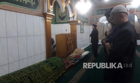 Para pelayat tengah menyolatkan Ustaz Prawoto yang meninggal akibat dianiaya di mesjid Al Muhajirin Jalan Burujul, Desa Mekar Rahayu, Kecamatan Margaasih, Kabupaten Bandung, Kamis (1/2)