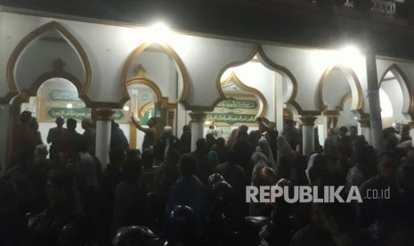 Para pelayat tengah menyolatkan Ustaz Prawoto yang meninggal akibat dianiaya di mesjid Al Muhajirin Jalan Burujul, Desa Mekar Rahayu, Kecamatan Margaasih, Kabupaten Bandung, Kamis (1/2)