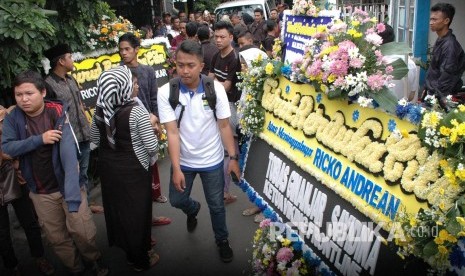 Para pelayat terus berdatangan melayat Rico Andrean (22 tahun) seorang bobotoh Persib yang meninggal saat terjadi keributan, di Stadion Gelora Bandung Lautan Api (GBLA) beberapa waktu lalu, di rumah duka Jalan Tamin Abdul Syukur, Kelurahan Cicadas, Kota Bandung, Kamis (27/7).