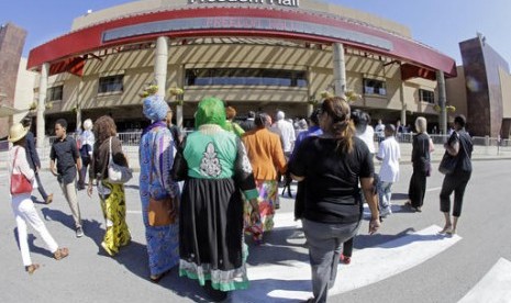 Para pelayat tiba di Freedom Hall untuk memberi penghormatan terakhir pada Muhammad Ali di Louisville, Kentucky, Kamis, 9 Juni 2016.