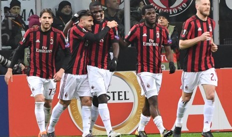 Para pemain AC Milan melakukan selebrasi. 