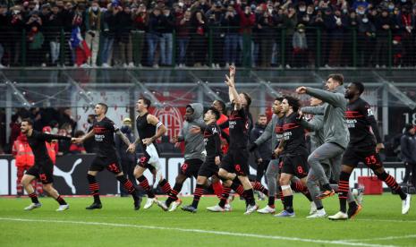 Para pemain AC Milan memberikan penghormatan kepada pendukung mereka di Stadion San Siro selepas mengalahkan Salernitana 2-0 dalam lanjutan Serie A, Sabtu (4/12).