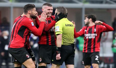 Para pemain AC Milan mengamuk kepada wasit saat laga kontra Spezia, Selasa (18/12022).