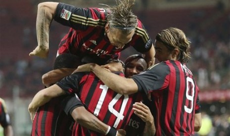 Para pemain AC Milan merayakan gol.