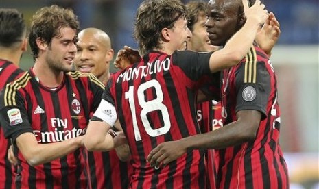 Para pemain AC Milan merayakan gol.