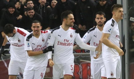 Para pemain AC Milan merayakan gol ke gawang Bologna.