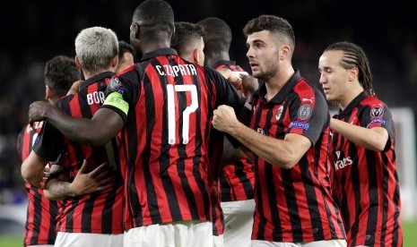 Para pemain AC Milan merayakan gol ke gawang Real Betis.