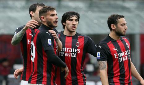 Para pemain AC Milan merayakan gol Theo Hernandez (kedua dari kiri) ke gawang Benevento pada laga lanjutan Serie A di Stadion San Siro, Ahad (2/5) dini hari WIB. Milan menang 2-0.