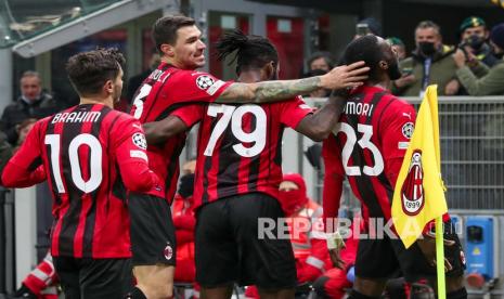 Para pemain AC Milan merayakan gol yang dicetak oleh bek AC Milan Fikayo Tomori (kanan) pada pertandingan sepak bola Liga Champions UEFA AC Milan vs Liverpool FC di Stadion Giuseppe Meazza di Milan, Italia,  Rabu (8/12) dini hari WIB.