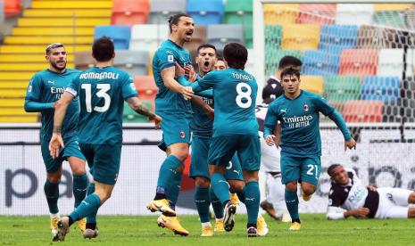 Para pemain AC Milan merayakan gol Zlatan Ibrahimovic (ketiga dari kiri) pada laga kontra Udinese di Stadion Friuli, Ahad (1/11). AC Milan menang 2-1.