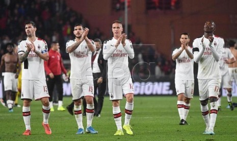 Para pemain AC Milan merayakan kemenangan.