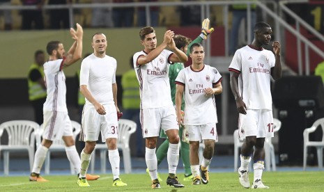 Para pemain AC Milan merayakan kemenangan atas Shkendija pada laga play-off Liga Europa di Skopje, Makedonia, Jumat (25/8) dini hari WIB. Milan menang 1-0. 