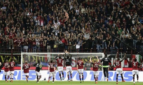 Para pemain AC Milan merayakan kemenangan bersama para suporter setianya usai memenangkan laga Derby della Madonnina melawan Inter Milan.