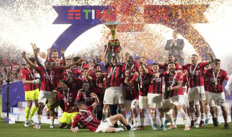  Para pemain AC Milan berselebrasi setelah memenangkan pertandingan sepak bola Serie A Liga Italia antara AC Milan dan Sassuolo, di Stadion Mapei Reggio Emilia, Italia, Senin (23/5/2022) dini hari WIB. AC Milan mengamankan gelar Serie A pertamanya dalam 11 tahun terakhir usai unggul dengan skor 3-0 di markas Sassuolo.