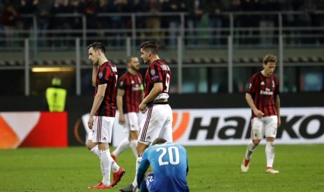 Para pemain AC Milan tertunduk lesu setelah dikalahkan Arsenal 0-2.