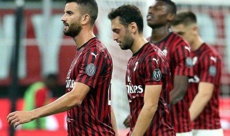 Para pemain AC Milan tertunduk usai takluk dari Fiorentina.