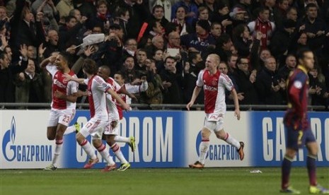 Para pemain Ajax Amsterdam merayakan gol.