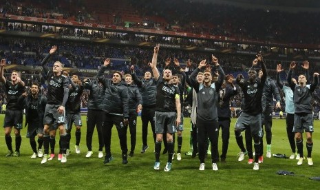 Para pemain Ajax Amsterdam merayakan kelolosan mereka ke babak final Liga Europa setelah laga melawan Olympique Lyon di Lyon, Prancis, Jumat (12/5) dini hari WIB. Ajax menang agregat 5-4.