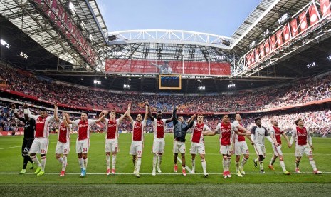 Para pemain Ajax Amsterdam merayakan kemenangan atas Feyenoord pada laga Eredivisie di Amsterdam Arena, Ahad (2/4).