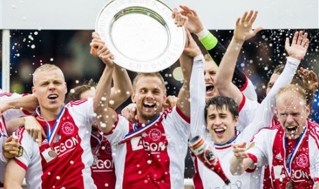 Para pemain Ajax merayakan gelar Eredivisie ke-33.