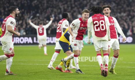 Para pemain Ajax merayakan keberhasilan lolos ke 16 besar Liga Europa meskipun kalah 1-2 pada leg kedua playoff dari Union Saint-Gilloise di Johan Cruyff Arena, Amsterdam, Jumat (21/2/2025) dining hari WIB.