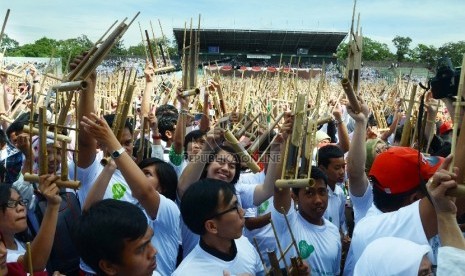 Para pemain angklung memainkan angklung bersama pada 