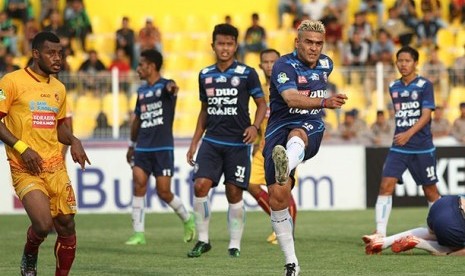 Para pemain Arema FC (baju biru) saat melawan Sriwijaya FC.