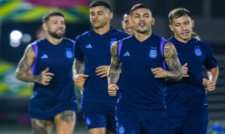 Para pemain Argentina berolahraga saat sesi latihan timnas Argentina menjelang pertandingan sepak bola terakhir antara Argentina dan Prancis di Doha, Qatar, Sabtu, 17 Desember 2022. 