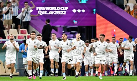  Para pemain Argentina melakukan pemanasan untuk pertandingan sepak bola perempat final Piala Dunia 2022 antara Belanda dan Argentina di Stadion Lusail di Lusail, Qatar, 09 Desember 2022. 