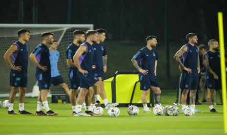 Para pemain Argentina mengikuti sesi latihan jelang pertandingan sepak bola Piala Dunia 2022 babak 16 besar antara Argentina dan Australia, di Doha, Qatar, Jumat, 2 Desember 2022. 