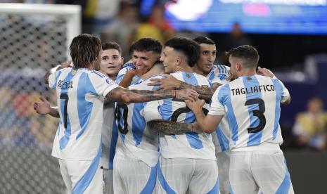 Para pemain Argentina merayakan gol ke gawang Kanada yang dicetak Lionel Messi pada semifinal Copa America 2024.