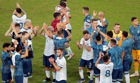 Para pemain Argentina merayakan kemenangan atas Qatar sekaligus keberhasilan lolos ke perempat final Copa America 2019.