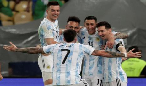 Para pemain Argetina merayakan gol Angel Di Maria (kedua kanan) pada laga final Copa America 2021 di Stadion Maracana, Rio de Janeiro, Brazil, Ahad (11/7). Argentina menjadi juara lewat kemenangan 1-0.