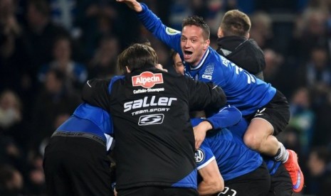 Para pemain Arminia Bielefeld merayakan keberhasilan menembus semifinal Piala Jerman.