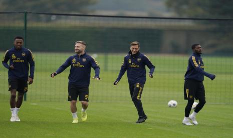 Para pemain Arsenal berlatih di lapangan latihan mereka di Colney, London Utara (ilustrasi). Liga Primer akan membahas aturan yang wajib diikuti oleh tim-tim Liga Inggris pada Jumat (1/5), terkait protokol latihan menyambut dimulainya kembali kompetisi musim ini.