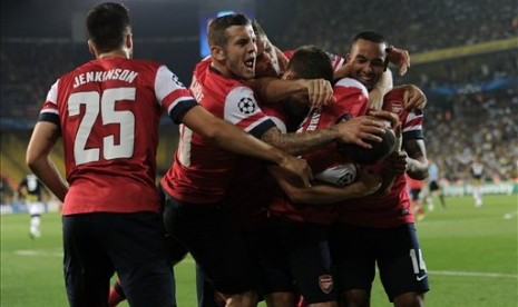 Para pemain Arsenal merayakan gol ke gawang Fenerbahce.