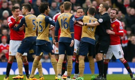 Para pemain Arsenal saat berhadapan dengan Manchester United