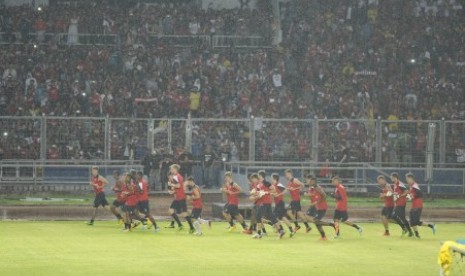 Para pemain Arsenal saat menjajal rumput Stadion Gelora Bung Karno, Sabtu (14/7) malam.