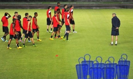 Para pemain Arsenal saat menjajal rumput Stadion Gelora Bung Karno.