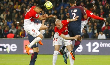 Para pemain AS Monaco (baju putih merah) jatuh bangun mengadang serangan Paris Saint-Germain.