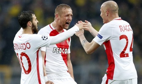 Para pemain AS Monaco merayakan gol ke gawang Borussia Dortmund pada leg pertama perempat final Liga Champions di Signal Iduna Park, Kamis (13/4) dini hari WIB. Monaco menang 3-1.