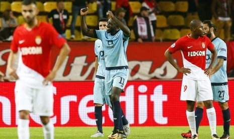 Para pemain AS Monaco tampak lesu ketika pemain Porto Moussa Marega (tengah) merayakan gol kedua timnya. Monaco kalah 0-3 dari Porto pada penyisihan Liga Champions Grup G di Stadion Louis II di Monaco, Rabu (26/9) waktu setempat. 