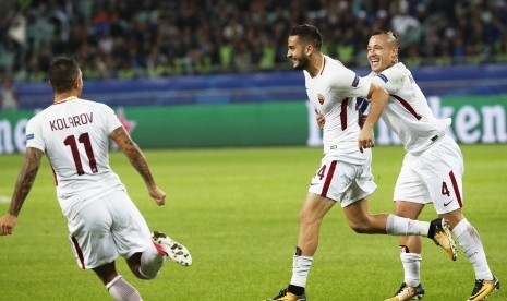 Para pemain AS Roma, Kostas Manolas (tengah) merayakan gol bersama rekan setimnya Aleksandar Kolarov (kiri) dan Radja Nainggolan (kanan) setelah mencetak gol pembuka pada laga Liga Champions Grup C antara Qarabag FK dan AS Roma di Stadion Olimpiade Baki, Baku, Azerbaijan, Kamis (27/9) dini hari WIB. 