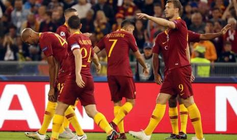 Para pemain AS Roma merayakan gol.