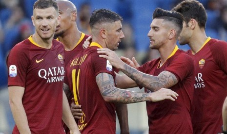 Para pemain AS Roma merayakan gol.