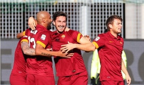 Para pemain AS Roma merayakan gol Davide Astori ke gawang Udinese dalam lanjutan Serie A, Selasa (6/1).