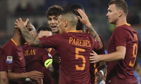 Para pemain AS Roma merayakan gol Edin Dzeko (kanan) pada laga Serie A lawan Empoli di Olimpico, Ahad (2/4) dini hari WIB. Roma menang 2-0.