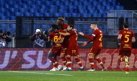 Para pemain AS Roma merayakan gol ke gawang Cagliari pada pertandingan lanjutan Serie A Italia, Senin (17/10) dini hari WIB