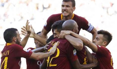 Para pemain AS Roma merayakan gol ke gawang Lazio.